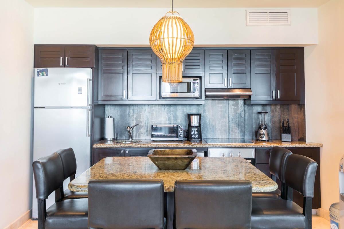 Departamento venta playa del carmen-comedor con cocina integral al fondo
