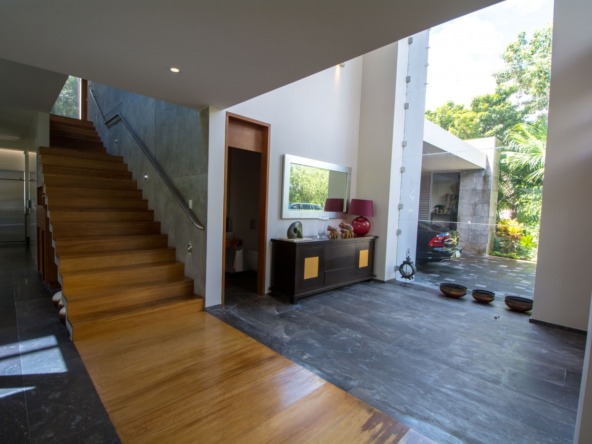 Casa en venta en cancún country club - entrada, vista hacia la escalera del segundo piso