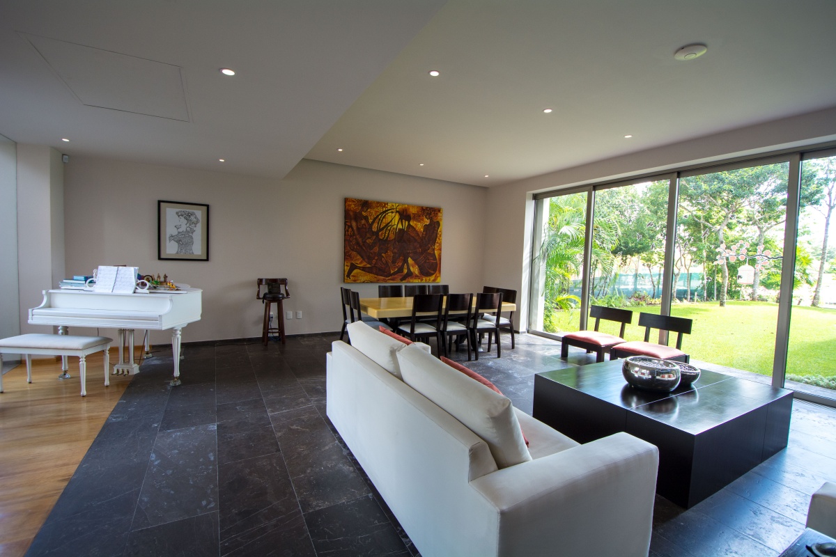casa en venta en cancún country club - vista dese sala estancia hacia jardín trasero