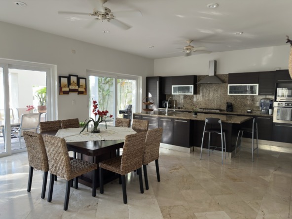 Casa en venta en lagos del sol cancun - Comedor principal y al fondo cocina integral