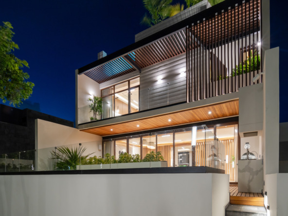 Casa en venta en puerto cancún - Moderna residencia con diseño arquitectónico contemporáneo,balcones con pérgolas y jardineras
