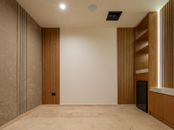 Casa en venta en puerto cancun - Espacio interior moderno con paneles de madera verticales y revestimiento de pared texturizado