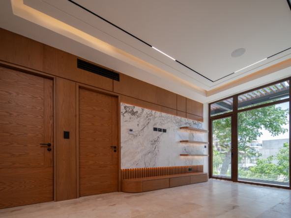 Casa en venta en puerto cancún - Recámara con elegante revestimiento de madera, pared de mármol y amplios ventanales