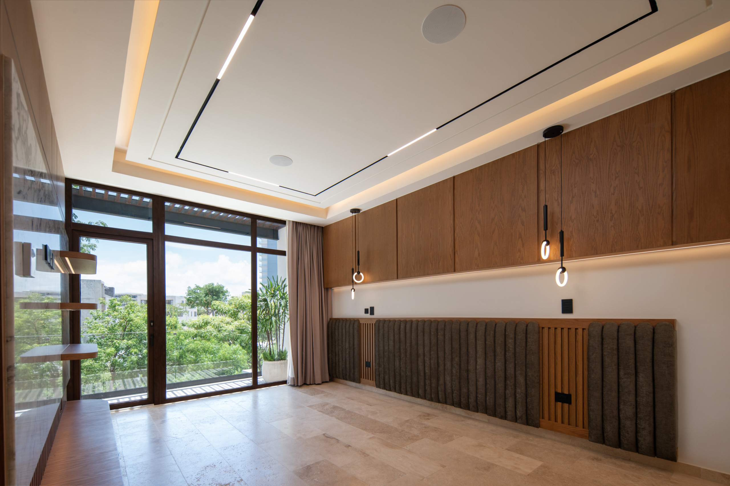 Casa en venta en puerto cancun - Espacio interior moderno con paneles de madera verticales y revestimiento de pared texturizado