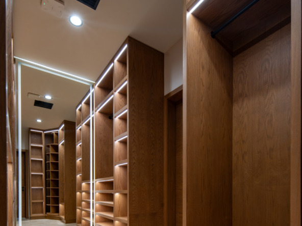 Casa en venta en puerto cancún - Vestidor con amplios estantes y cajones de madera, iluminado con luces LED integradas