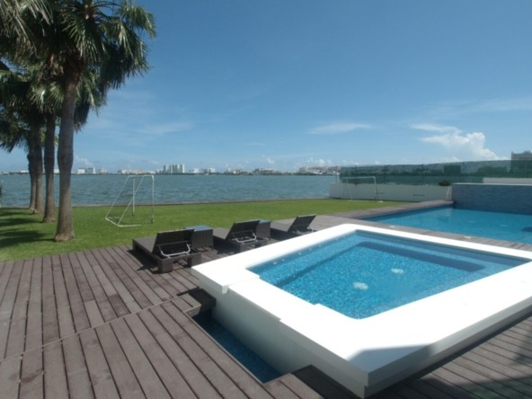 Casa en venta isla dorada cancún - alberca con vista a la laguna y hoteles en el fondo