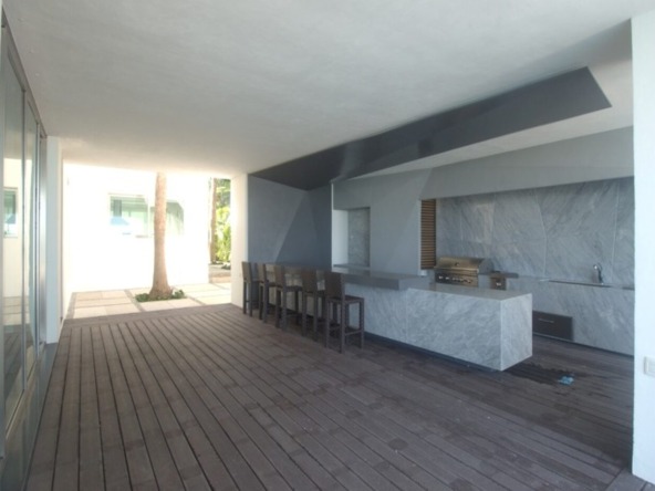 Casa en venta isla dorada cancún - pasillo de zona de bbq