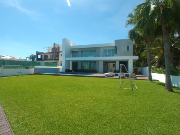 Casa en venta isla dorada cancún - jardín con vista hacia la alberca