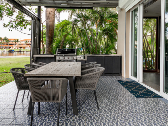 Casa venta isla dorada zona hotelera cancún - zona del asador, parte trasera de la casa y con vista a la laguna