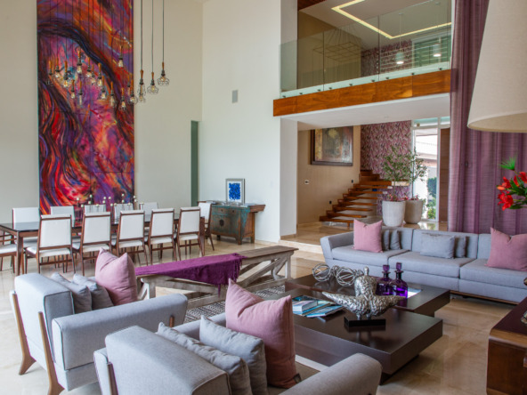 Casa venta isla dorada zona hotelera cancún - sala de estar y comedor al fondo, destaca el techo alto