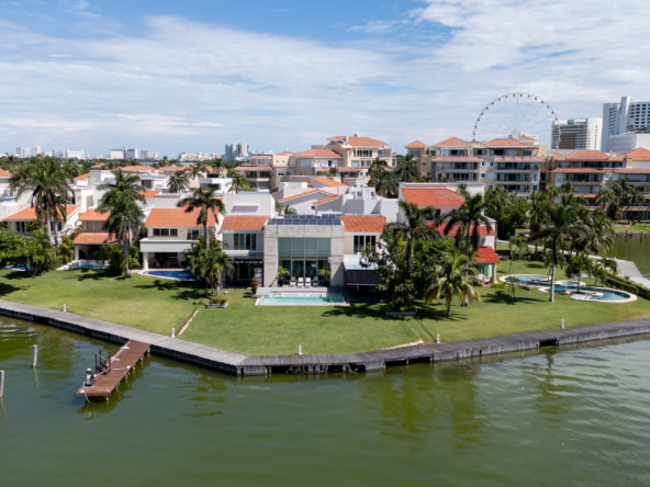 Casa venta isla dorada zona hotelera cancún - vista aérea de la casa. Se aprecia la vista que se tiene hacia la laguna