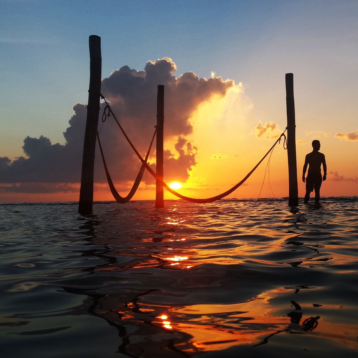 Terreno en venta en isla holbox - atardecer en el mar, con hamacas sobre el agua