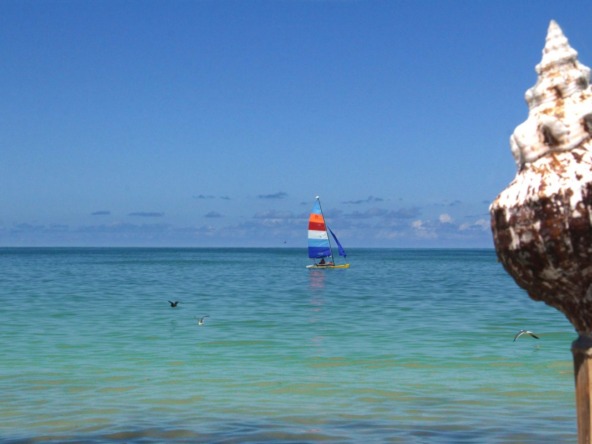 Terreno en venta en isla holbox - vista hacia el mar y en el fondo un velero