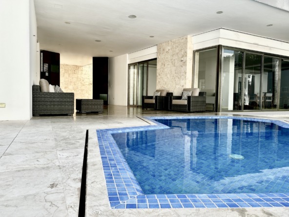 Casa en Venta en Cancún en SM 19 Alberca