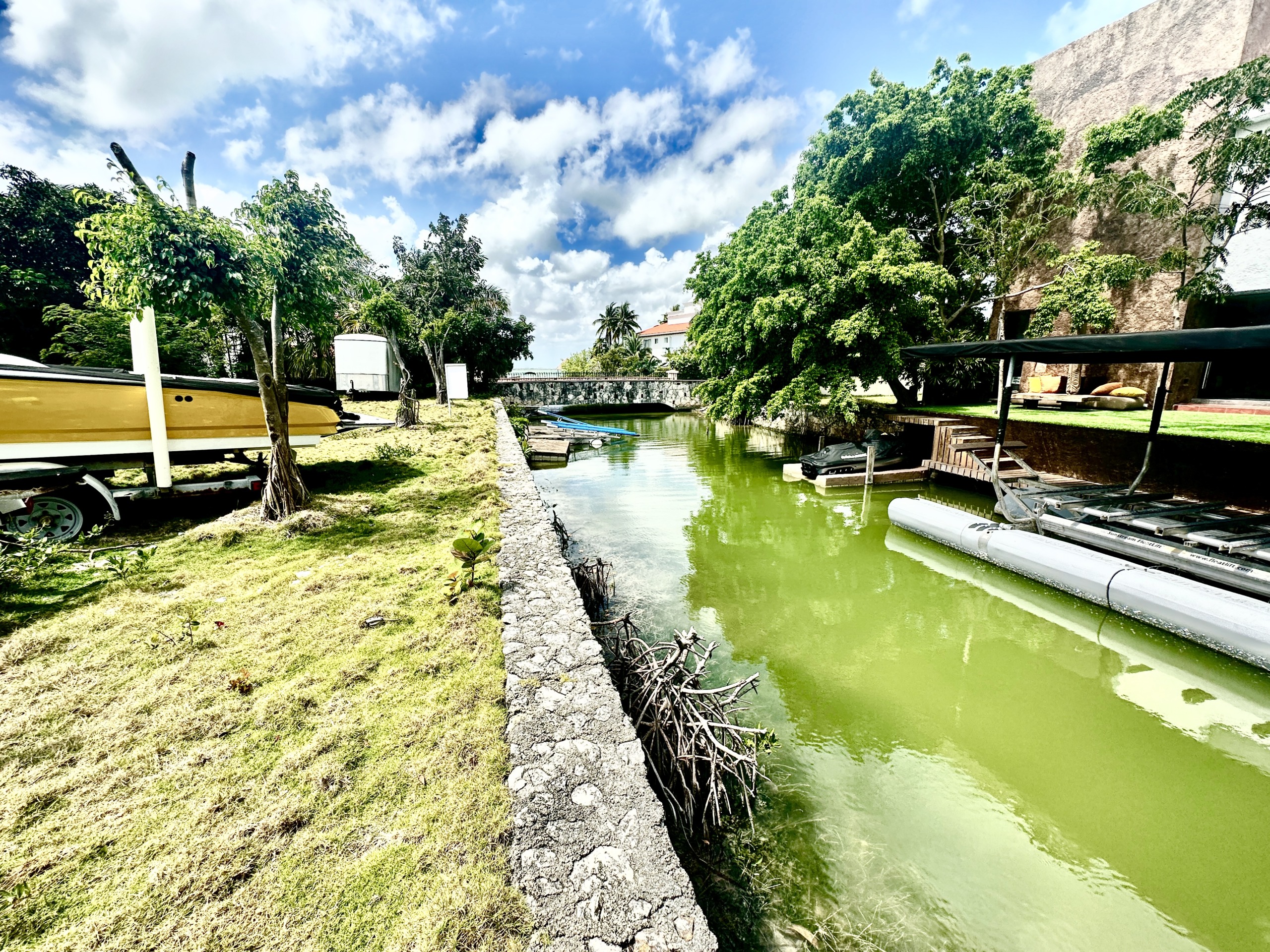 Terreno Unifamilar en Venta en Zona Hotelera de Cancun en Isla Dorada Vista Canal