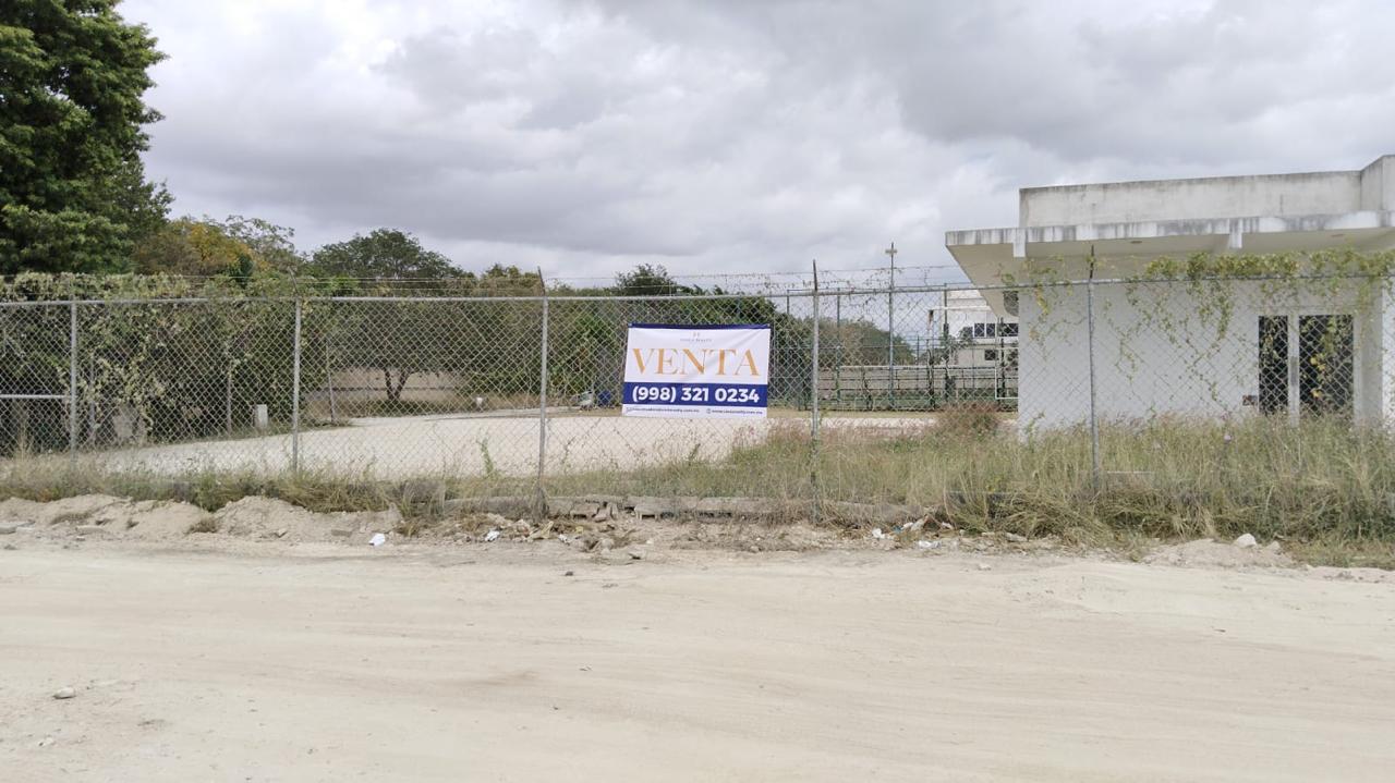 Terreno en Venta en Av. Huayacan Cancún Frente Lote