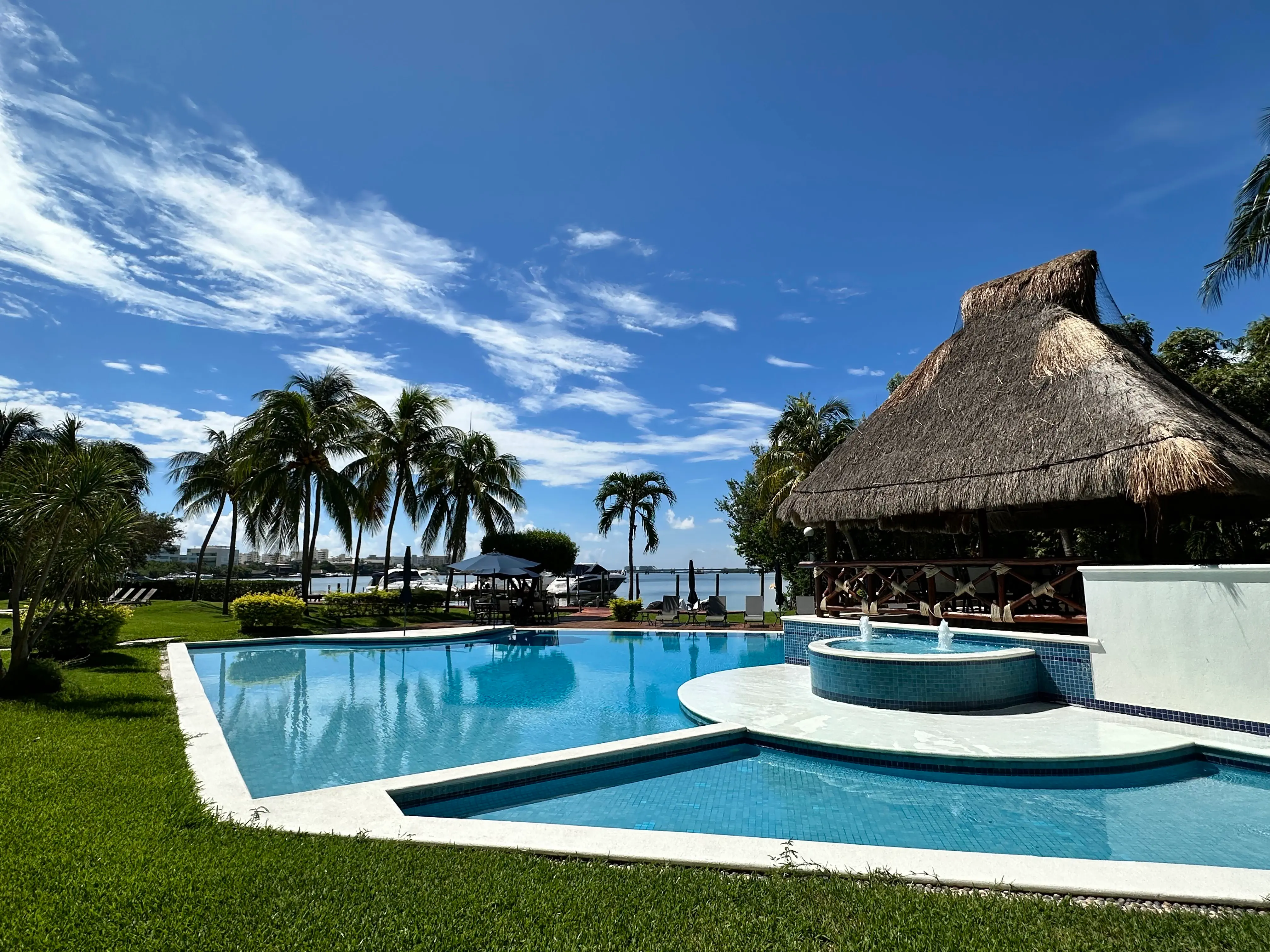 Departamento en Venta Frente a Laguna, Isla Dorada, Cancun - Alberca y palapa